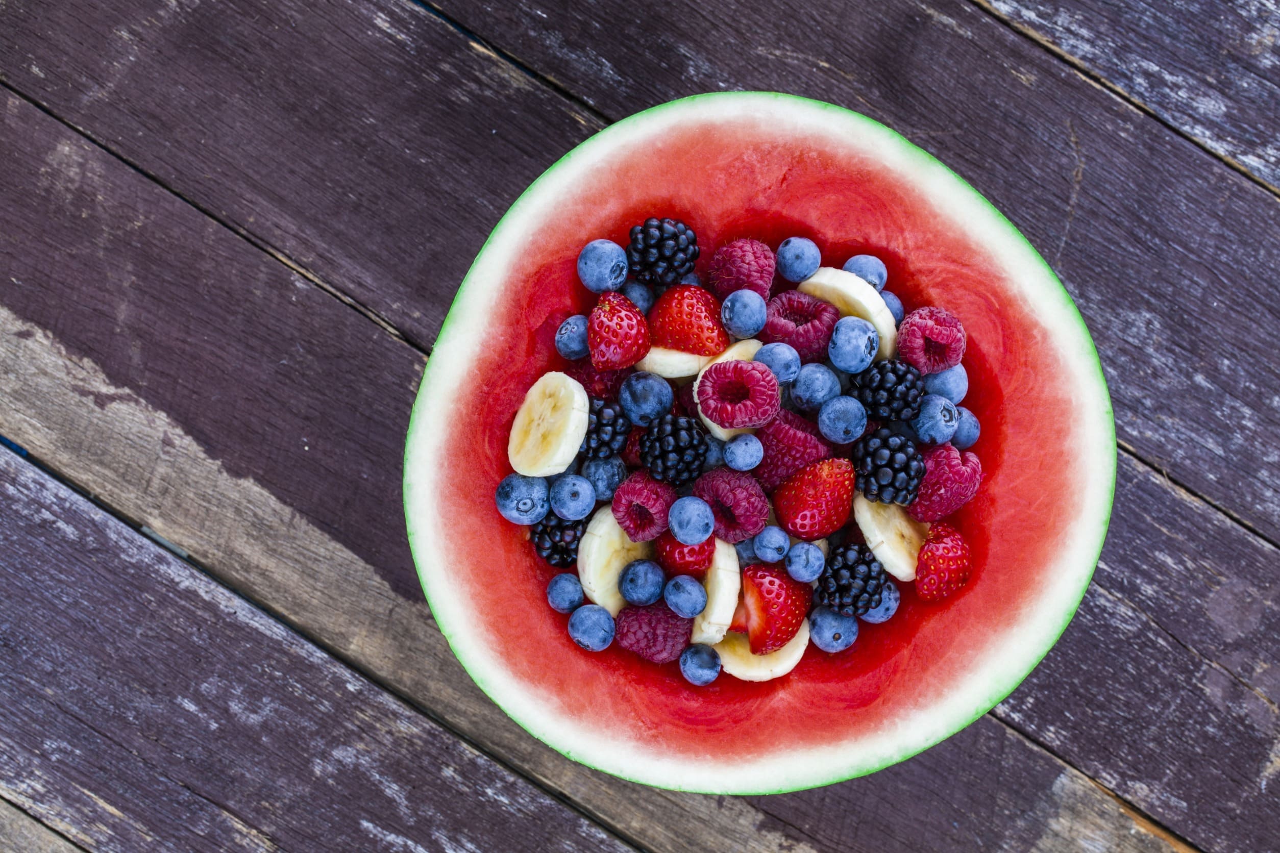 Sandía rellenas de frutas de fresas, moras, y arándanos